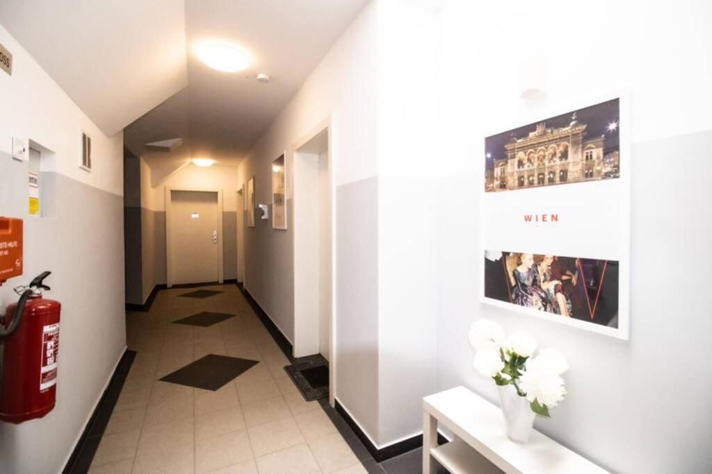 Sunny & Cozy Penthouse With Balcony L Dg4'14 Apartment เวียนนา ภายนอก รูปภาพ