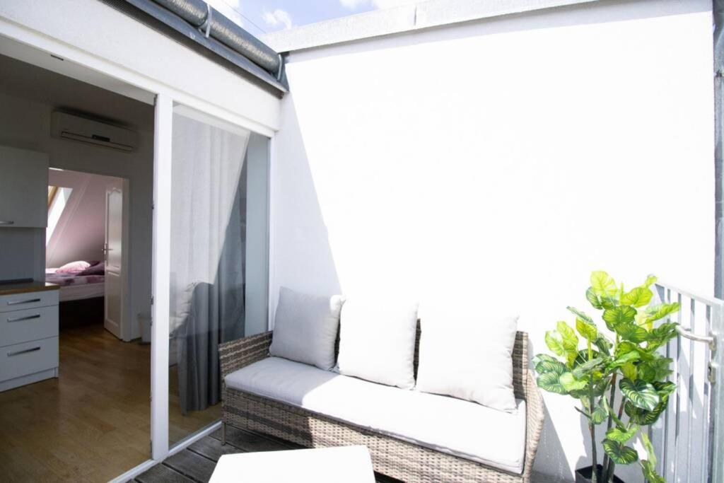 Sunny & Cozy Penthouse With Balcony L Dg4'14 Apartment เวียนนา ภายนอก รูปภาพ